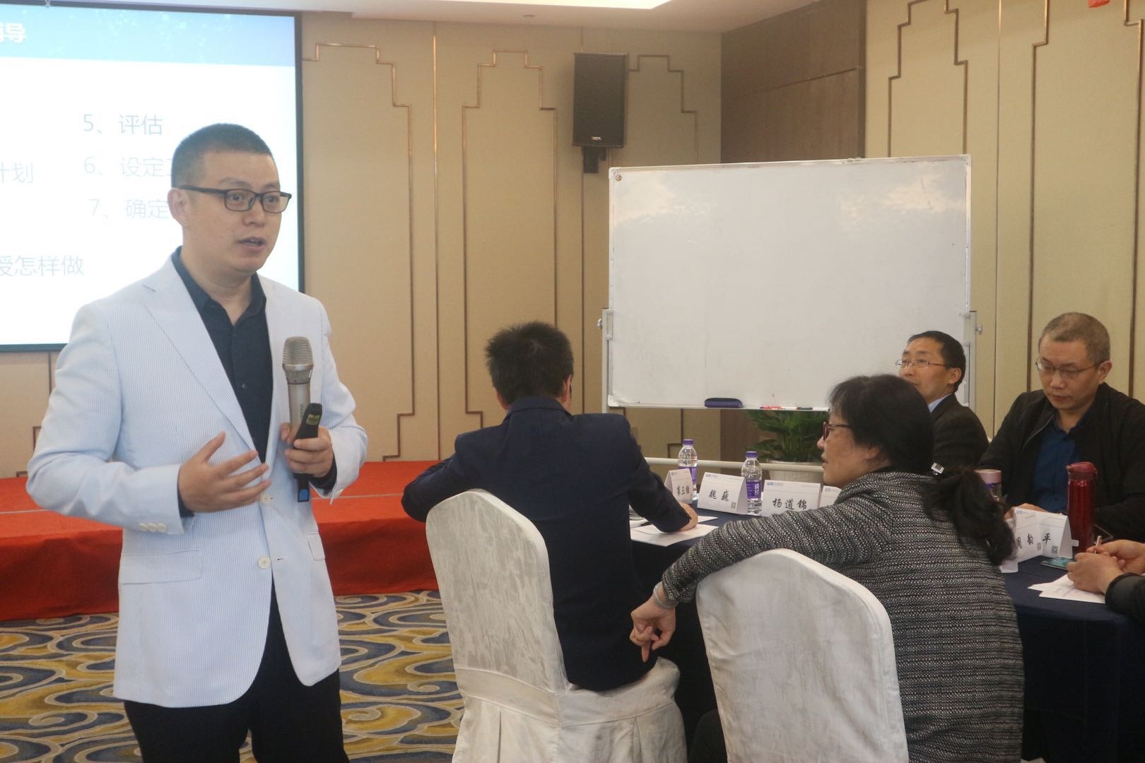 侯震老師授課照片_5月9日，貴陽(yáng)中電建《團(tuán)隊(duì)建設(shè)與激勵(lì)》第二期課程結(jié)束1.jpg